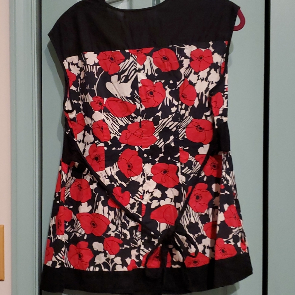 Sleeveless black, white and red poppy blouse - Picture 2 of 3